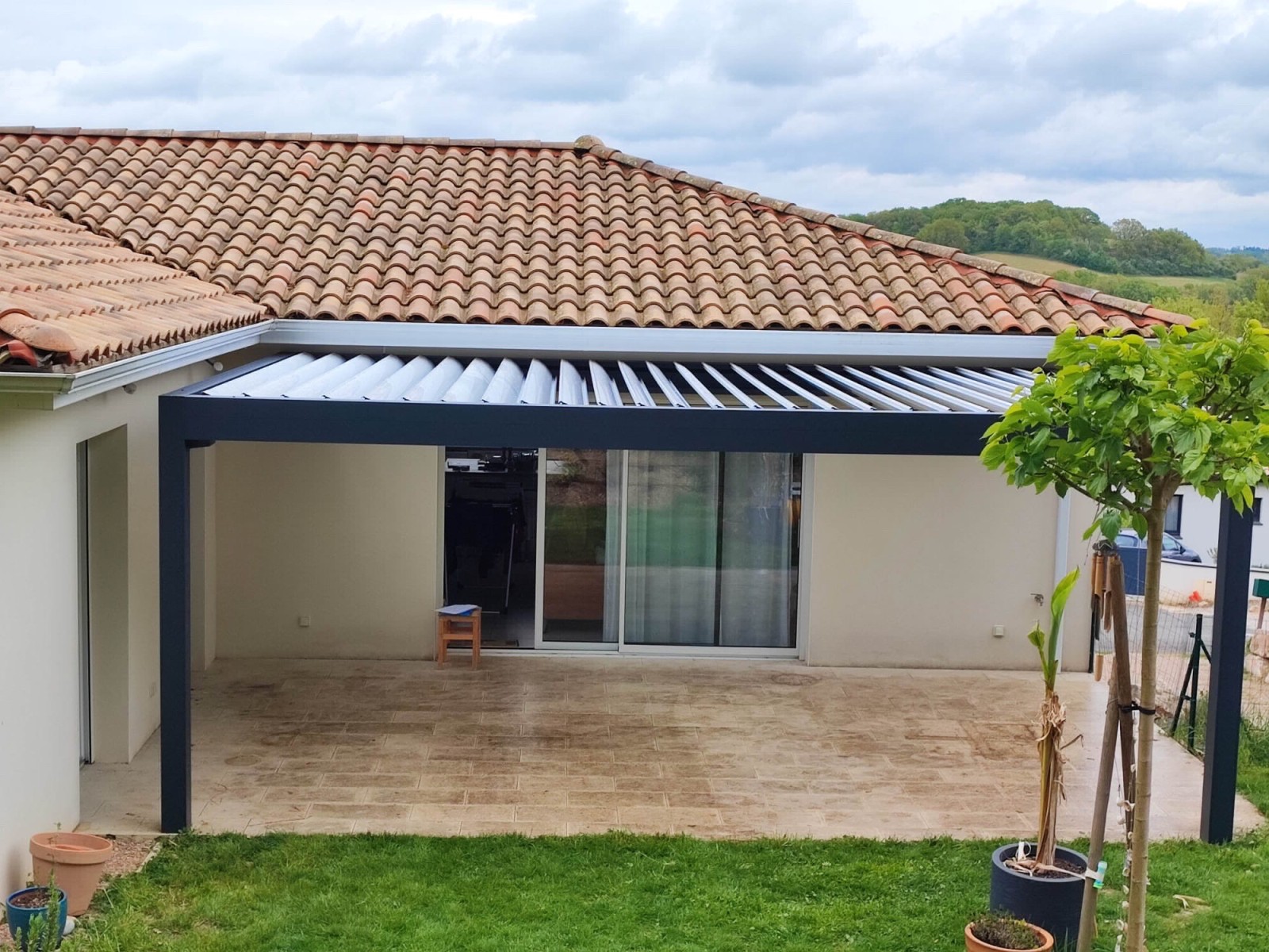  Installation de pergolas bioclimatiques à lames orientables et LED intégré ou non à Toulouse afin de profiter de votre extérieur toute l'année !