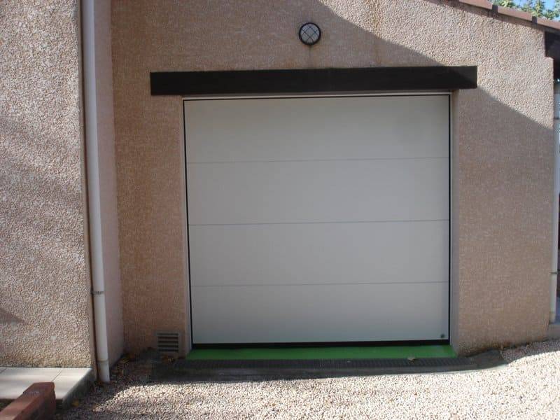 Qui appeler pour installer une porte de garage à Castelginest ?